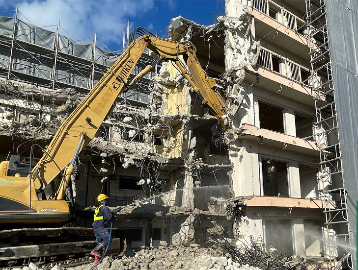 解体作業中写真：県営野並住宅(第6工区)様（プレキャストコンクリート造・鉄筋コンクリート造・鉄骨造・コンクリートブロック造 4階・5階・平屋）｜名古屋市天白区