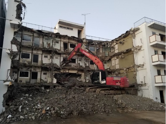 解体作業中写真:N様集合住宅(鉄筋コンクリート造4階建て)|名古屋市中川区