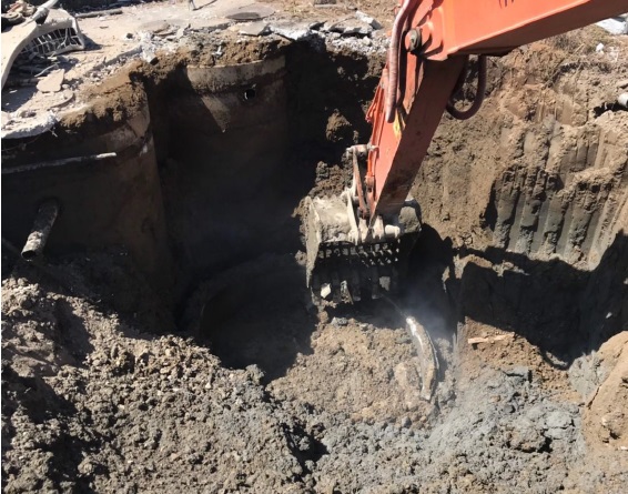 解体作業中写真：工場（鉄骨造平屋）｜北名古屋市