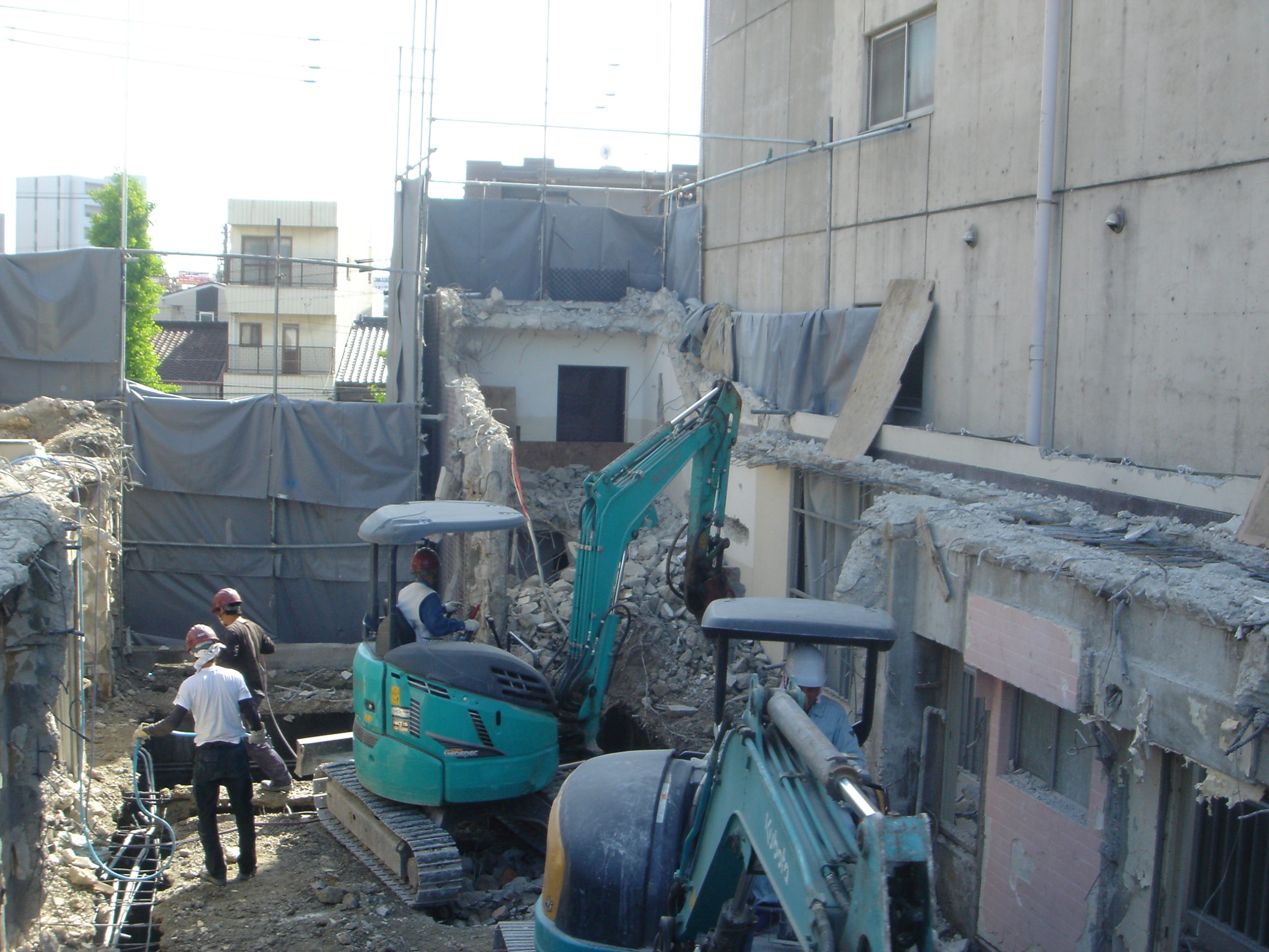 解体作業中写真：Aハイツ様（鉄筋コンクリート造5階建て）｜名古屋市西区