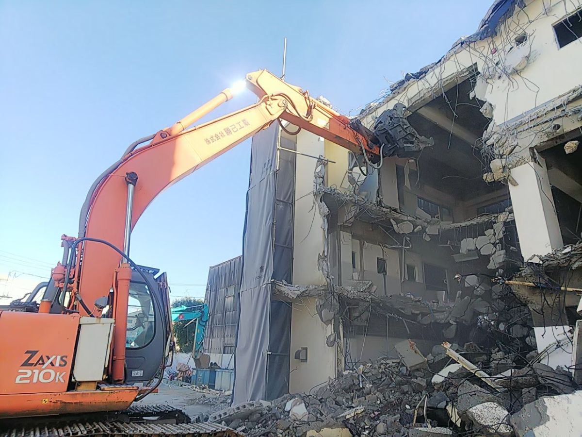 解体作業中写真：名古屋市東区　H様邸社屋（鉄骨造及びRC造）｜名古屋市東区