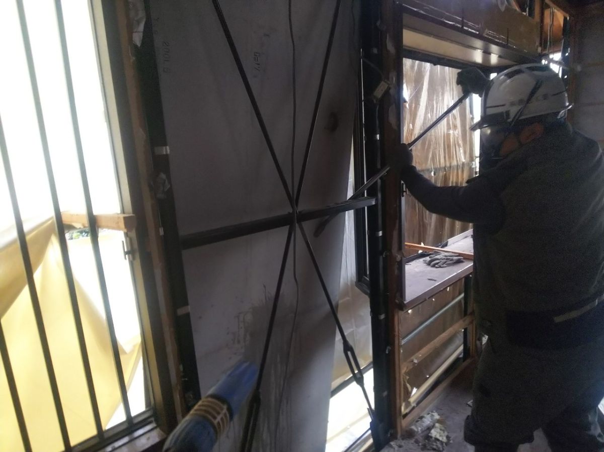 解体作業中写真：名古屋市瑞穂区　軽量鉄骨造建物解体（軽量鉄骨造）｜名古屋市瑞穂区