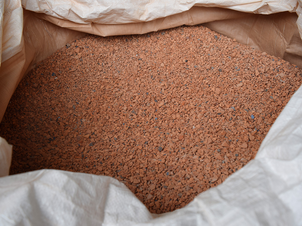 廃瓦リサイクル_袋詰め