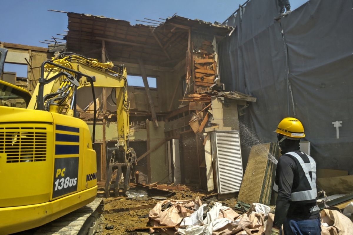 解体作業中写真：愛知県知多郡東浦町　木造住宅（木造2階建）｜愛知県知多郡東浦町