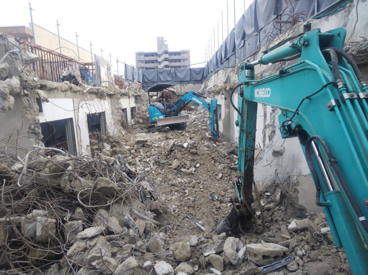 解体作業中写真：名古屋市港区　K様邸　解体工事（鉄筋コンクリート造4階建）｜名古屋市港区