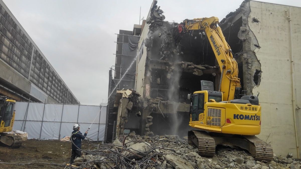 解体作業中写真：名古屋市中川区　RC造3階建て　解体工事（RC造3階建て、鉄骨造2階建て、木造平屋建て）｜名古屋市中川区